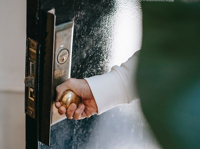 ouverture porte claquée par un serrurier à cannes